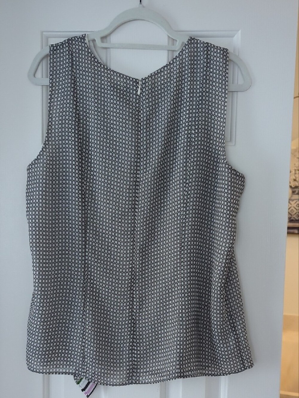 Ann Taylor Factory Gray Printed Sleeveless Blouse with Striped Scarf Detail - Picture 5 of 7